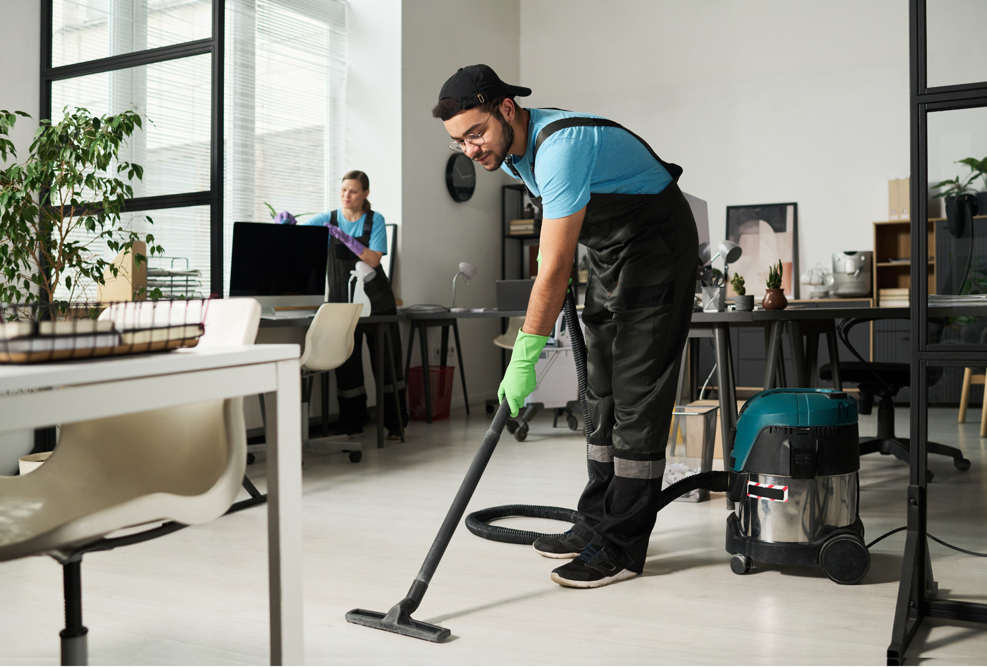 Schoonmaker van MNM Schoonmaakdiensten aan het werk in een kantoor